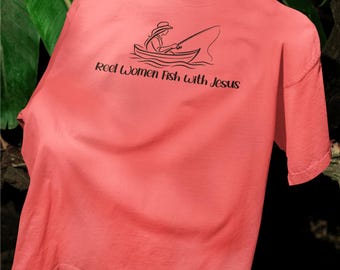 女性向けクリスチャンフィッシングTシャツ：イエスと共に釣りをする女性のためのコンフォートカラー聖書Tシャツ