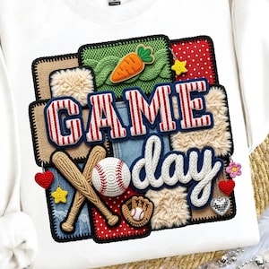 Puede incluir: Sudadera blanca con un gráfico temático de béisbol. El diseño incluye las palabras "GAME day" en un estilo patchwork, bates de béisbol, una pelota de béisbol y un guante de béisbol. El gráfico también presenta una zanahoria y varios elementos decorativos.