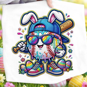 Könnte beinhalten: Weißes Baseball-Motiv mit einem Baseball-Charakter mit Sonnenbrille, Baseballschläger und Hasenohren. Die Figur trägt eine blaue Kappe und regenbogenfarbene Schuhe. Ostereier und Blumen umgeben die Figur.