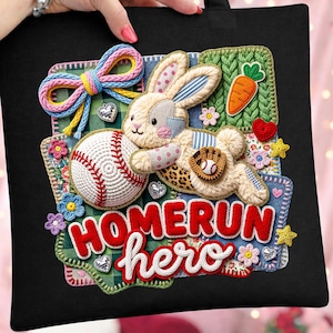 Può includere: Una tazza di ceramica bianca con manico nero e la scritta "But First, Coffee" in grassetto nero. La tazza è posta su uno sfondo sfocato, che suggerisce un'atmosfera accogliente.