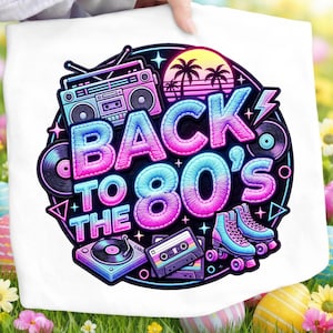 Puede incluir: Bolso tote blanco con un diseño colorido de los años 80. El diseño incluye una radio, patines, una cinta de cassette y el texto "BACK TO THE 80'S" en un estilo retro vibrante. El fondo incluye una puesta de sol y palmeras.