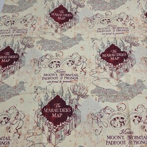 Puede incluir: Tela color crema con un patrón repetido de un castillo burdeos etiquetado como "The Marauder's Map". También es visible el texto "Messrs Moony, Wormtail, Padfoot & Prongs are proud to present".