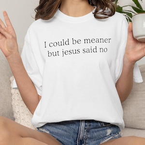 Może przedstawiać: Zestaw trzech ceramicznych kubków z nakrapianym, matowym wykończeniem. Kubki są w odcieniach kremu, jasnoszarym i ciemnoszarym. Każdy kubek ma prosty, minimalistyczny design.