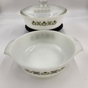 Vintage 1960&#39;s Pair of Anchor Hocking Fire King Baking Dishes in the Meadow Green Pattern
