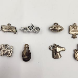 Vintage 1950er - 60er Jahre Set mit 8 silberfarbenen Kunststoffanhängern - Werbegeschenke - Werbeartikel - Gumball-Preise