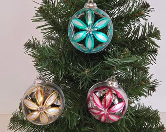 Trio vintage di decorazioni natalizie a forma di fiori di plastica ritagliati