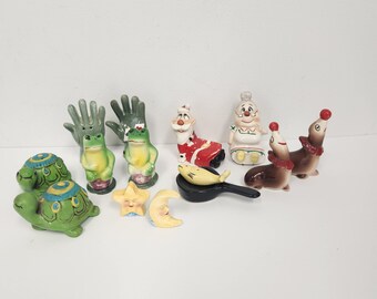 Vintage 1950's - 60's Lote de 7 juegos de saleros y pimenteros - En su mayoría de cerámica