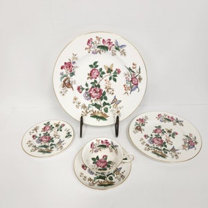 Vintage 1960&#39;s - 70&#39;s 5 Piece Place Setting Wedgewood Charnwood - WD 3984