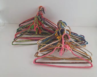 Juego vintage de 14 perchas multicolores para abrigos, camisas o blusas, envueltas en hilo.
