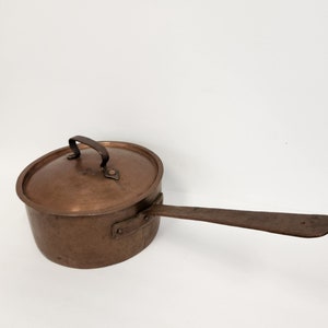 Pentola da cucina in rame lavorato a mano vintage del 1800 con coperchio - Rivitata