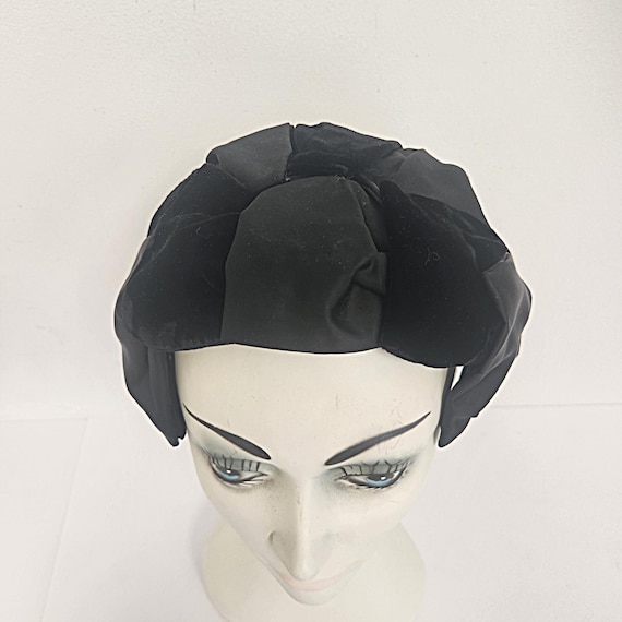 Vintage Ladies Mid Century Black Velvet and Black Satin  display picture 2