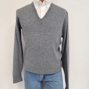 Suéter vintage de cuello en V acrílico Orlon gris medio Puritan para hombre, años 70