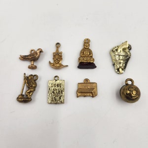 Vintage 1950er - 60er Jahre Set mit 7 Kunststoff- und 1 Metallanhänger - Werbeartikel - Giveaways - Gumball-Preise