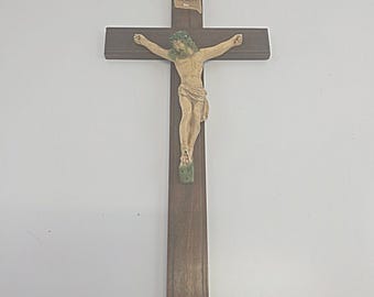 Crucifijo antiguo de madera y yeso