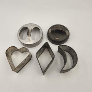Vintage 1950&#39;s - 60&#39;s set of 5 tin cutters - cookie cutters - pastry and doughnut