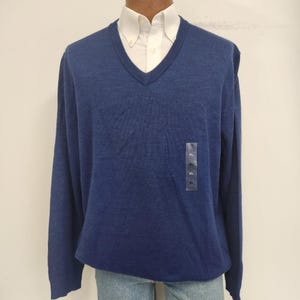 1990er Jahre New Old Stock Herren X-Large Merino / Acryl Club Room dunkelblauer Pullover mit V-Ausschnitt