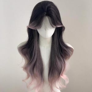以下が含まれることがあります： 暗い色から明るい色へのグラデーションが施された、長くて波打つウィッグ。ウィッグは、暗い根元からスモーキーグレー、そして毛先はソフトピンクへと変化します。前髪は濃いピンク色です。マネキンの頭にスタイルされています。