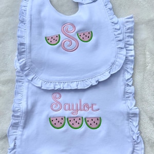 カスタム刺繍スイカのよだれかけとバープクロスセット、パーソナライズされたよだれかけとバープクロスセット、ベビーシャワーギフト、女の子のモノグラムよだれかけ、新生児
