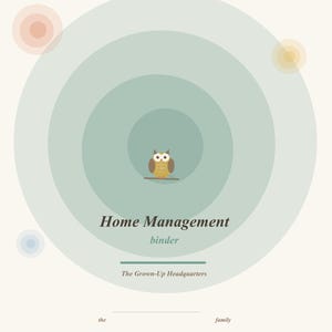 Puede incluir: Una portada de documento imprimible titulada Home Management binder, con una ilustración central de un búho marrón sobre círculos concéntricos de color verde salvia. El texto incluye AVIVE PRINTABLES STUDIO, FAMILY & HOME COLLECTION, The Grown-Up Headquarters y A HOME THAT RUNS ON LOVE (AND LISTS).