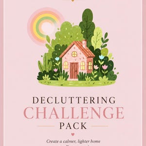 Op de afbeelding: Een digitale print op een roze achtergrond met de tekst AVIVE PRINTABLES STUDIO, FAMILY & HOME COLLECTION, DECLUTTERING CHALLENGE PACK, Create a calmer, lighter home one small step at a time en 20 PAGES OF PRINTABLES. Een illustratie van een huis met bomen, bloemen en een regenboog staat in het midden.