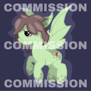 Può includere: Un pony dei cartoni animati verde chiaro con capelli castani e ali verdi. Il pony ha un marchio di mela rossa sul fianco ed è ambientato su uno sfondo blu scuro. La parola "COMMISSION" è scritta in bianco sull'immagine.