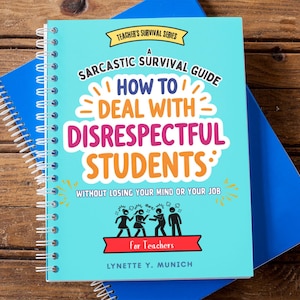 Può includere: Un libro a spirale intitolato "A Sarcastic Survival Guide: How to Deal with Disrespectful Students". La copertina azzurra presenta un testo in grassetto di vari colori. Il libro fa parte della "Teacher's Survival Series" ed è per insegnanti.