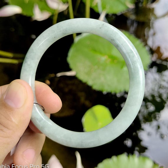 翡翠製 緑色 バングル59mm 59mm 本物 天然グレードA ビルマ産翡翠バングル – 半透明の淡い緑色