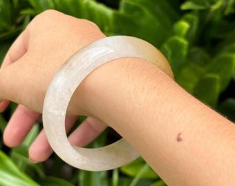 58 mm echter burmesischer Jadeit-Armreif der Klasse A - Natürliches Eisweiß - Honiggelb, Jade-Armband-Handgeschnitztes rundes Amulett für Wohlstands-Segen