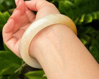 61 mm authentischer burmesischer Jadeit-Armreif der Klasse A - Natürliches Eisweiß & Honiggelb | Handgeschnitztes rundes Jade-Armband für Wohlstand, Segen