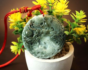 49 mm natuurlijke groene jadeiet drakenhanger oosterse slang draak met glazen bol voor feng shui bescherming en succes vrijwaringsbedel jade