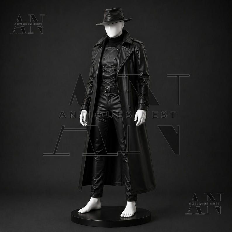 K&ouml;nnte beinhalten: Ein schwarzer Ledertrenchcoat &uuml;ber einer zweireihigen Weste, einem Rollkragenpullover und passender Hose auf einer wei&szlig;en Schaufensterpuppe. Das Set enth&auml;lt einen schwarzen Fedora-Hut. Der Text "ANTIQUES NEST" ist in den Ecken und mittig zu sehen.
