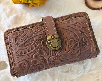 Handbearbetad plånbok i kalvskinn: Western Floral Bifold-väska