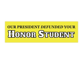Divertida pegatina política anti-Trump "Estudiante de Honor Desfinanciado" para el parachoques - Regalo anti-Trump - Humor Liberal