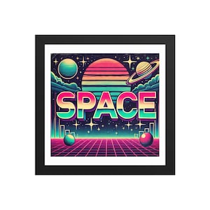以下が含まれることがあります： レトロなスタイルの宇宙のシーンのイラストで、大きなカラフルな文字で「SPACE」と書かれています。シーンには、暗い青色の背景に夕焼け、惑星、星が描かれています。