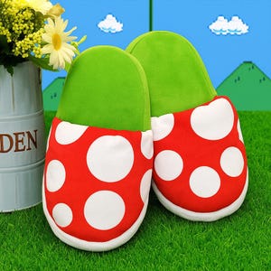 "Hausschuhe ""Piranha Pflanze"" mit grüner Pfeife - Super bequeme Mario-inspirierte Plüsch-Schuhe für Gamer & Fans."