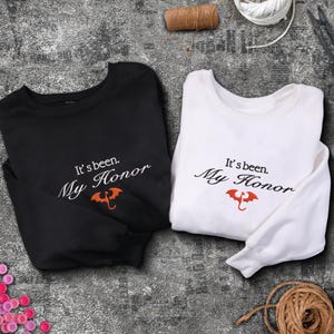 Fourth Wing Embroidered Sweatshirt, It&#39;s been my honor Shirt Custom Basgiath War College, Dragon Rider, Fantasy Reader, Bookish Shirt