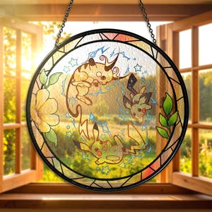 Może przedstawiać: Okrągłe witrażowe okno z postaciami z kreskówek z żółtymi i brązowymi akcentami, otoczone czarną ramą. Projekt zawiera żółte kwiaty, zielone liście i niebieskie błyskawice. Okno wisi przed otwartym oknem.