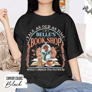 Belle&#39;s Book Shop Comfort Farben Shirt - Die Schöne und das Biest Tee - Bücherwurm Grafik T-Shirt - Gemütliches Leser Geschenk - Vintage Style Unisex T-Shirt
