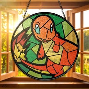 Puede incluir: Una ventana redonda de vidrieras con un personaje de dibujos animados de Charmander. El diseño utiliza colores naranja, rojo, amarillo, verde y azul. La ventana está colgada frente a una ventana abierta con vistas al exterior.