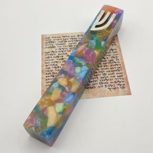 Estuche de acrílico colorido para mezuzá / 5 pulgadas / Estilo de espinilla personalizado / Azul mármol, verde, morado, rosa y dorado / Cinta adhesiva fácil de usar