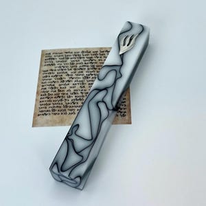 Estuche de mezuzá abstracto / Blanco con líneas curvas negras / 5 pulgadas / Estilo de espinilla personalizado / Cinta adhesiva fácil de usar