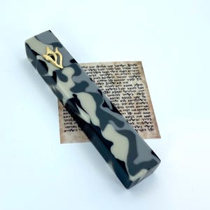 Estuche para mezuzá con diseño de camuflaje urbano / Camuflaje blanco, gris, plateado y negro / 5 pulgadas / Estilo de espinilla personalizado / Cinta adhesiva para inquilinos