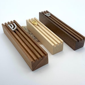 Estuche moderno de madera para mezuzá con ranuras verticales, hecho a mano, en arce, nogal, fresno, cerezo o palo morado. Cinta adhesiva apta para inquilinos. Tamaño personalizado.