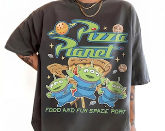 Disney pizza planète extraterrestres PNG, Toy Story petits hommes verts Clipart, conception de chemise espace pizza planète, téléchargement imprimable extraterrestre rétro