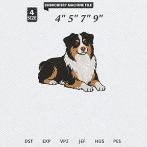 Könnte beinhalten: Eine Stickmaschinendatei mit einem dreifarbigen Australian Shepherd in Schwarz, Weiß und Braun. Der Text lautet EMBROIDERY MACHINE FILE, 4 SIZE, 4" 5" 7" 9", DST, EXP, VP3, JEF, HUS, PES. Der Hund ist in einer liegenden Position dargestellt.