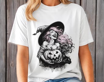 Może przedstawiać: Biały t-shirt z czarno-białą grafiką przedstawiającą śmiejącą się osobę w kapeluszu czarownicy, trzymającą wydrążoną dynię, z czarnym kotem obok, wszystko wykonane w szczegółowym stylu rysunku tuszem.