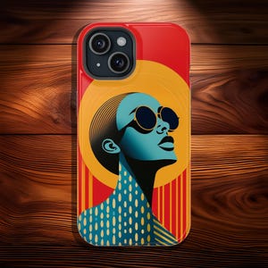 Może przedstawiać: Czerwone etui na iPhone z wystylizowaną ilustracją osoby w okularach przeciwsłonecznych. Grafika ma estetykę retro z żółtym tłem przypominającym słońce oraz pionowymi czerwonymi i żółtymi paskami. Skóra osoby jest niebieska, a etui ma błyszczące wykończenie.