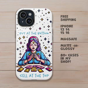 Coque iPhone cryptée amusante - Lecteur de cartes de tarot avec conseils d'investissement pour la retraite Coque de téléphone esthétique - Coque rigide MagSafe pour iPhone 13 14 15 16