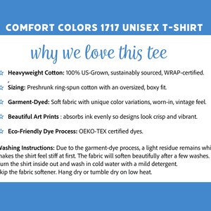 Puede incluir: Un gr&aacute;fico azul con texto blanco que dice "COMFORT COLORS 1717 UNISEX T-SHIRT" y "why we love this tee". El texto describe las caracter&iacute;sticas de la camiseta, incluyendo algod&oacute;n pesado, te&ntilde;ido en prenda y proceso de te&ntilde;ido ecol&oacute;gico. Tambi&eacute;n se incluyen instrucciones de lavado.