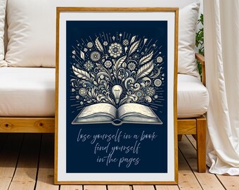 Könnte beinhalten: Gerahmter Kunstdruck mit dunkelblauem Hintergrund, der ein offenes Buch mit weißen und grauen floralen und geometrischen Designs zeigt. Der Text lautet: "Verliere dich in einem Buch, finde dich in den Seiten." Der Druck ist in einem Holzrahmen.